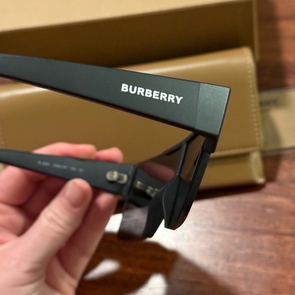 Burberry Black Visor Sunglasses with Tan Case - Picture 6 of 14